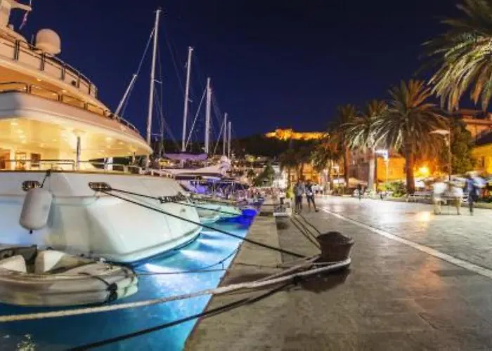 Villa Penthouse In Old Dalmatian House - Flybridge Hvar Town