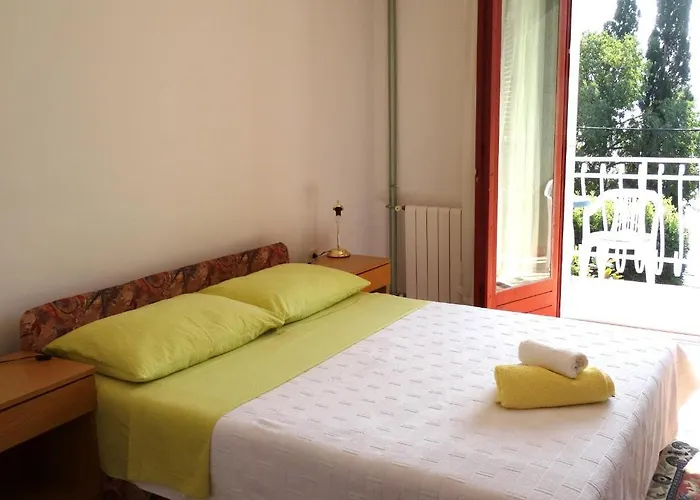 Rooms Oli - 20M From The Beach Crikvenica