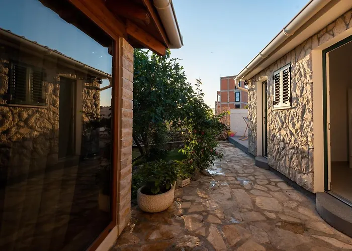 Sun gardens Villa Šibenik met een Zwembad