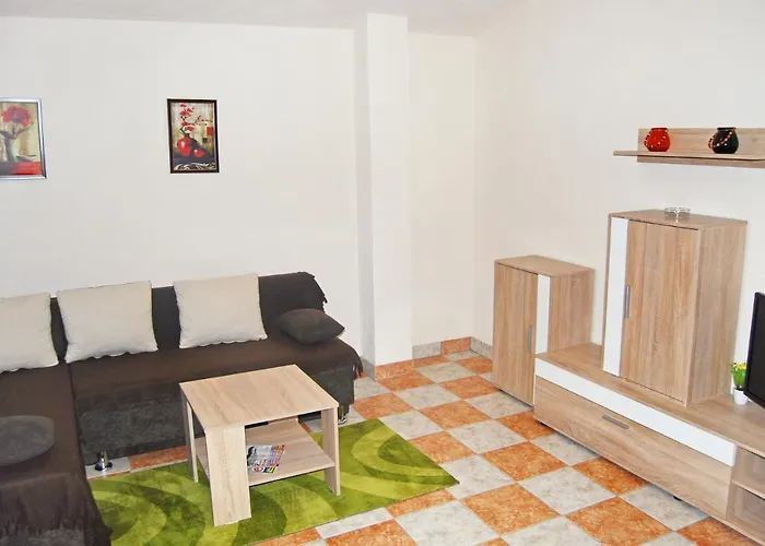 Apartments And Rooms With Parking Space Makarska - 6834