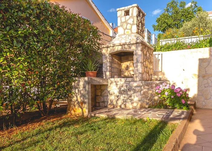 Apartments And Rooms With Wifi Njivice, Krk - 5362