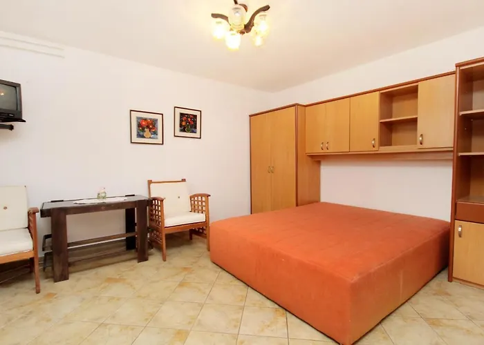 Apartments And Rooms With Parking Space Krk - 5509