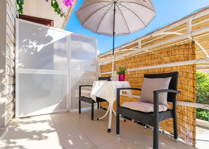 Sweet Triple Room In Makarska