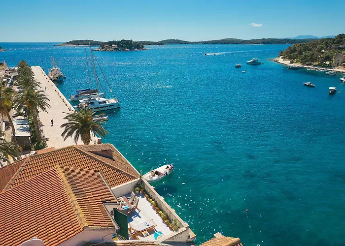 Hotéis perto de Baía de Palmižana