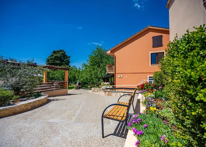 E-M Apartments With Private Pool Vinkuran