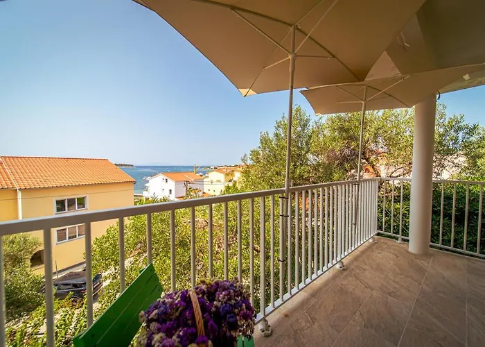 Fia 70S Beach Apartment Rab Town
