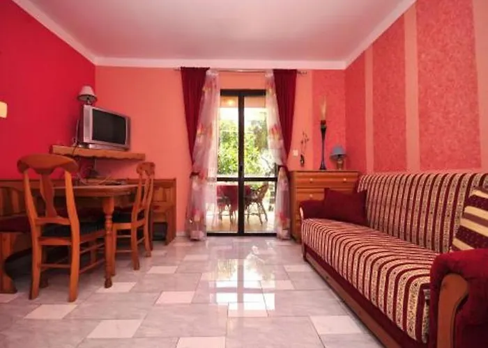 Apartments And Rooms With Parking Space Fazana - 13742