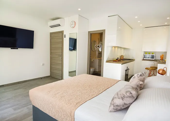 Rose Gold Rooms & Studio With Balcony Split