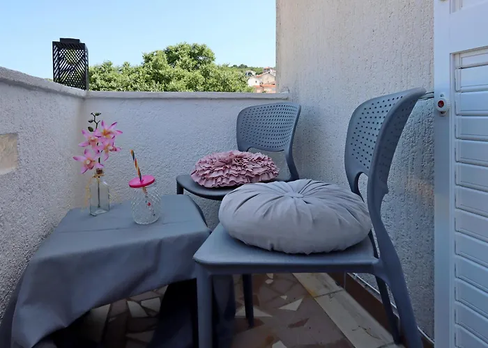 Apartments And Rooms With Parking Space Vrbnik, Krk - 5302