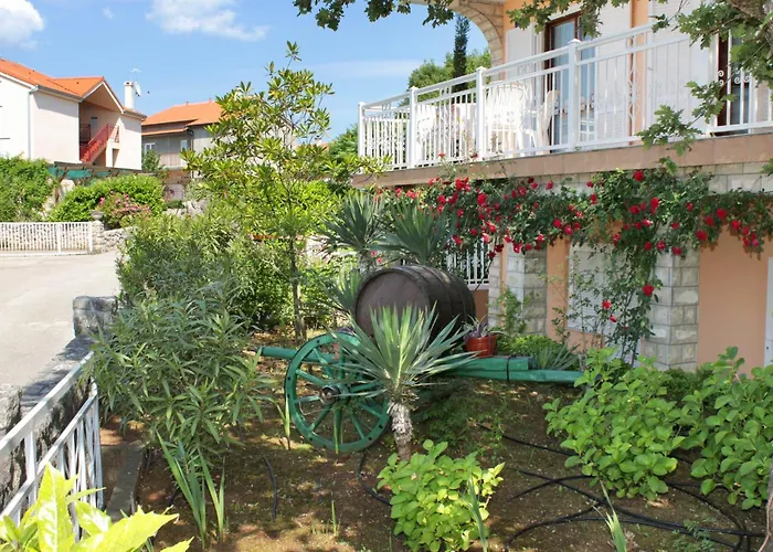 Apartments And Rooms With Parking Space Njivice, Krk - 5398