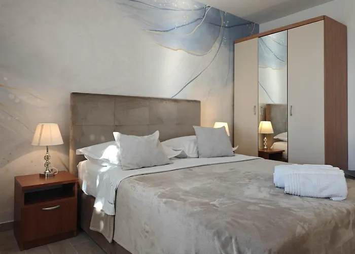 Apartments And Rooms With Parking Space Makarska - 6767