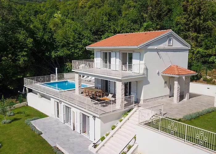 Villa Carmen Opatija met een Zwembad