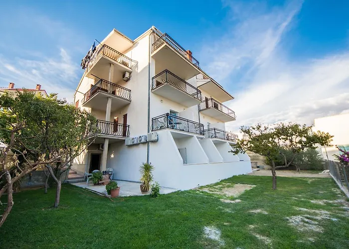 Rooms & Apartments Bruno Stobreč Con una Pista de Golf