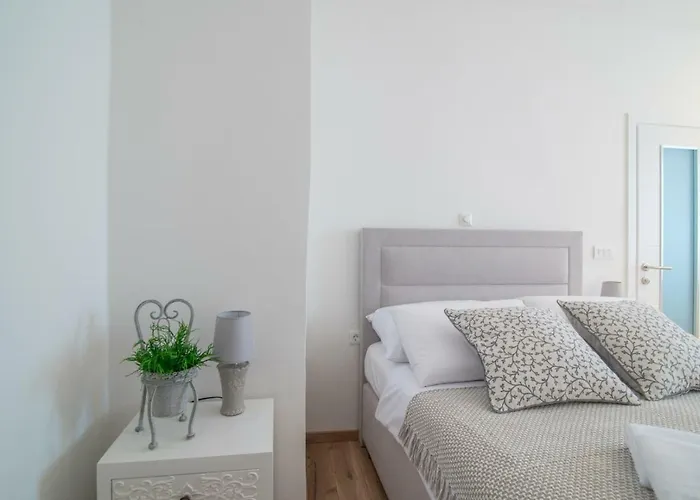 Leona Deluxe Apartments Pula