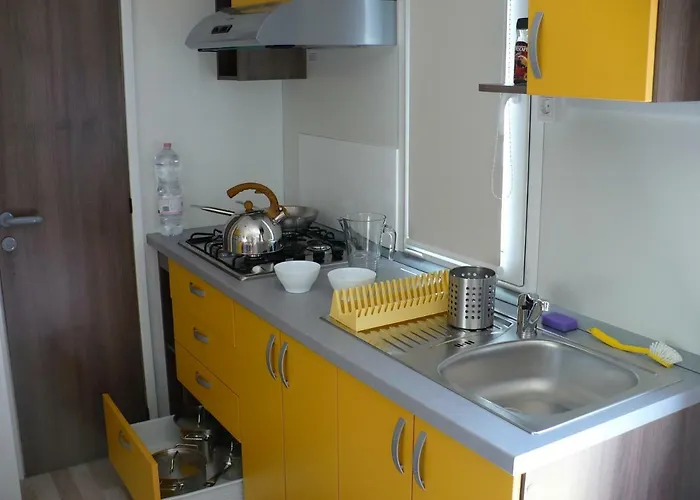 Victoria Mobilehome In Solaris Fkk Naturist Camping Resort Poreč met een Zwembad