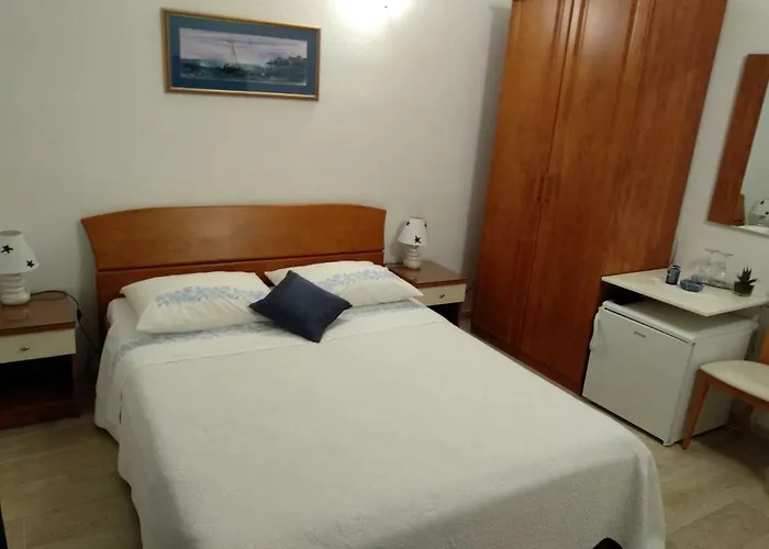 Apartments And Rooms Niksa Podgora 